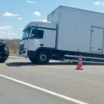 Caminhão é encontrado abandonado na BR-110 com cerca de 400 caixas de cigarros no RN