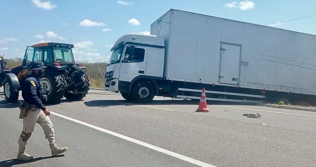 Caminhão é encontrado abandonado na BR-110 com cerca de 400 caixas de cigarros no RN