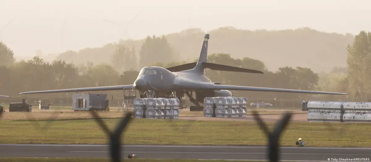 Cinco homens foram presos neste domingo (27) nas proximidades da RAF Fairford, no sudoeste da Inglaterra, durante uma operação que levou as autoridades britânicas a declarar um grande incidente de segurança na região. A polícia informou que os suspeitos foram inicialmente detidos por possíveis crimes relacionados à legislação sobre explosivos e, posteriormente, passaram a ser investigados sob suspeita de preparação de um ato terrorista. A operação ocorreu na região de Whelford, próxima à base aérea de Fairford, instalação utilizada pela Força Aérea dos Estados Unidos. O episódio provocou uma grande mobilização das forças de segurança e a retirada preventiva de moradores de dezenas de imóveis. Segundo a Polícia de Gloucestershire, a ocorrência começou durante a madrugada, quando as autoridades receberam uma informação sobre três veículos suspeitos que estariam seguindo em direção à RAF Fairford. Policiais armados foram enviados ao local e efetuaram as cinco prisões. Três veículos passaram por análise de especialistas em explosivos Depois das prisões, uma área de segurança foi estabelecida ao redor dos veículos. O perímetro chegou a aproximadamente 400 metros, enquanto uma unidade especializada do Exército britânico realizava exames nos automóveis. A preocupação das autoridades levou à retirada preventiva de moradores que vivem na área próxima aos veículos. Aproximadamente 85 residências foram evacuadas durante a operação. A polícia informou que um centro de lazer próximo foi disponibilizado para receber pessoas que não tinham condições de permanecer com familiares ou amigos enquanto os trabalhos de segurança eram realizados. A Polícia de Gloucestershire afirmou que a ocorrência estava contida e pediu que a população evitasse especulações enquanto a investigação prosseguia. Prisões ocorreram durante a madrugada De acordo com o comunicado oficial, a polícia recebeu a informação sobre os veículos por volta de 0h45 deste domingo. Equipes armadas chegaram à região de Whelford e prenderam cinco homens. Inicialmente, eles foram levados sob custódia por suspeita de infrações previstas na Lei de Explosivos. Posteriormente, os investigadores passaram a considerar também a hipótese de preparação de um ato terrorista, conforme previsto pela legislação britânica. A unidade de polícia antiterrorista assumiu a condução da investigação. Até o momento, as autoridades não divulgaram detalhes completos sobre a identidade dos suspeitos, uma possível motivação ou o que exatamente teria sido encontrado nos veículos. Base aérea tem ligação com operações militares dos Estados Unidos A RAF Fairford é uma instalação militar britânica que também possui importância estratégica para os Estados Unidos. A base tem sido utilizada por aeronaves militares americanas e, segundo relatos publicados neste domingo, passou a desempenhar um papel importante nas operações dos EUA relacionadas ao conflito com o Irã. A localização estratégica da instalação aumenta a relevância do episódio para as autoridades de segurança britânicas e americanas. A proximidade entre Whelford e a base também explica a preocupação das autoridades em estabelecer rapidamente um perímetro de segurança e retirar moradores da área. Apesar da operação, a polícia britânica não confirmou que os suspeitos tenham conseguido chegar à instalação militar. Investigação ainda tenta esclarecer o objetivo dos suspeitos Um dos principais pontos ainda em investigação é determinar por que os três veículos estavam se deslocando em direção à RAF Fairford e qual seria a finalidade da ação. A prisão por suspeita de preparação de um ato terrorista não significa, por si só, que um ataque tenha ocorrido ou que os investigadores já tenham estabelecido definitivamente a motivação dos suspeitos. As autoridades continuam analisando os veículos e outras possíveis evidências para determinar a natureza da ocorrência. A Polícia de Gloucestershire também destacou que o trabalho está sendo realizado em coordenação com outras forças e órgãos nacionais de segurança. Moradores foram retirados por precaução A evacuação de aproximadamente 85 casas foi uma das principais consequências imediatas da operação. A medida foi adotada enquanto especialistas em explosivos examinavam os veículos, diante da possibilidade de que algum material perigoso estivesse presente. A polícia informou que a decisão tinha caráter preventivo e que a ocorrência estava sob controle. O objetivo era permitir que os especialistas trabalhassem com uma distância de segurança adequada da população. Moradores foram direcionados para um centro de lazer próximo ou orientados a permanecer temporariamente com familiares e amigos. Forças britânicas mantêm operação de segurança A operação envolveu policiais armados, equipes especializadas em explosivos e outros serviços de emergência. Segundo as autoridades, os procedimentos utilizados fazem parte dos planos preparados para situações classificadas como grandes incidentes. A Polícia de Gloucestershire afirmou que sua prioridade era proteger a comunidade local e permitir que os trabalhos de investigação e segurança fossem realizados o mais rapidamente possível. As autoridades também pediram aos moradores que acompanhassem somente os canais oficiais para obter informações sobre a situação. Caso ocorre em meio a preocupações de segurança O episódio acontece em um período de atenção reforçada das autoridades britânicas para possíveis ameaças contra instalações militares e outros locais considerados estratégicos. Entretanto, neste momento, a polícia ainda não apresentou publicamente uma conclusão sobre a motivação dos cinco homens ou confirmou qualquer vínculo específico com governos ou organizações estrangeiras. Também não foi confirmado oficialmente se havia explosivos nos veículos. Os exames realizados pela unidade especializada do Exército são justamente parte do processo para esclarecer essa questão. O que se sabe até agora Até o momento, as autoridades britânicas confirmaram: Cinco homens foram presos em Whelford; As prisões ocorreram depois de uma denúncia envolvendo três veículos suspeitos; Os veículos estavam sendo examinados por especialistas em explosivos do Exército; Foi estabelecido um perímetro de segurança de aproximadamente 400 metros; Cerca de 85 residências foram evacuadas; A investigação é conduzida pela polícia antiterrorista; Os suspeitos permanecem sob custódia; As autoridades ainda investigam a natureza e a motivação da ocorrência. A investigação continua, e novas informações deverão ser divulgadas pelas autoridades britânicas à medida que os exames dos veículos e os interrogatórios dos suspeitos avancem.